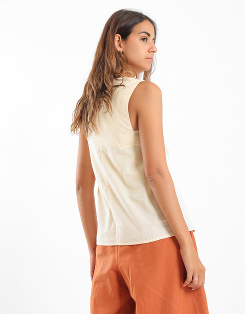 Top sleeveless with a square neckline